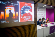 Óscar Martínez (Fundación Caja de Burgos), Pedro Bartolomé (director) y Rosario Pérez Pardo (IMC) presentan la primera temporada lirica de Burgos. TOMÁS ALONSO