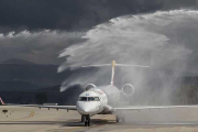 Después de tres años sin que un avión de línea aterrizase en Villafría, ayer se cumplimentó con honores al vuelo procedente de Barcelona con el tradicional arco de las dotaciones de bomberos.-S. OTERO