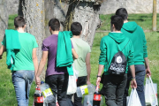 Jóvenes llevan bolsas con bebida.-ISRAEL L. MURILLO