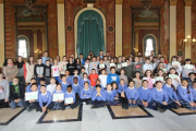 Algunos de los alumnos burgaleses que participan en el programa Pequeños Emprendedores recibieron ayer las licencias municipales para vender sus productos en el mercadillo.-ECB