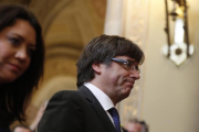 Carles Puigdemont y su esposa, Marcela Topor, en el Parlament-JULIO CARBÓ