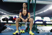 Lavillenie intenta digerir la derrota en el Estadio Olímpico de Río.-EFE / DIEGO AZUBEL