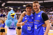 Alberto Alonso posa con Radoncic al acabar el partido del domingo.-SPB / M. GONZÁLEZ