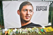 Abandonan la búsqueda del futbolista Emiliano Sala. En la imagen, flores junto a un retrato del deportista en La Chapelle-sur-Erdre, en Francia.-LOIC VENANCE (AFP)