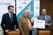 Herrero posa con el cheque entregado por Cajaviva Caja Rural.-JAIME CARAZO