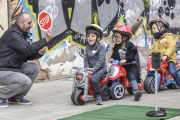 Un voluntario muestra la señal de Stop a los  pequeños, ayer, en un pequeño circuito diseñado en la plaza Roma.-SANTI OTERO