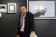 El pintor Francisco del Hoyo junto a su obra.-Israel L. Murillo