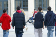 Un grupo de adolescentes en una calle de la capital.-ISRAEL L. MURILLO