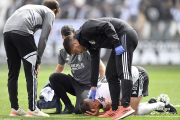 Grego se lamenta en el suelo tras lesionarse en el partido ante el Levante. LALIGA