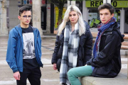 Pablo, Sofía y Ángel, promotores de ‘Fridays for Future’ en Burgos, en la Plaza Mayor, donde tendrá lugar la concentración del 15 de marzo.-ISRAEL L. MURILLO