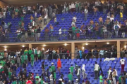Los ultras del Raja de Casa Blanca arrancaron 2.000 asientos del estadio del Kawbab.-EL PERIÓDICO