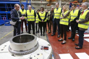 El presidente de la Junta de Castilla y León, Juan Vicente Herrera, visitó ayer las nuevas instalaciones de Siemens Gamesa en Lerma.-RAÚL G. OCHOA