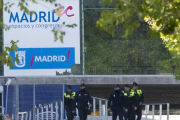 Policías en el exterior del pabellón Madrid Arena, horas después de la desgracia.-AFP / DOMINIQUE FAGET