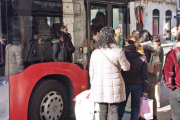 Un grupo de personas espera para subir al autobús en los Soportales de Antón.-ISRAEL L. MURILLO