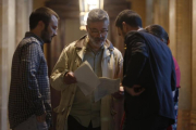 El diputado de JxSí, Roger Torrent, muestra unos documentos a los parlamentarios de la CUP Albert Botran y Carles Riera.-ALBERT BERTRAN