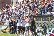 Los jugadores del Burgos CF festejan con Diosbert el tanto que les dio la victoria frente al Barakaldo-Israel L. Murillo