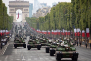 Desfile militar en los Campos Eliseos.-EFE / IAN LANGSDON