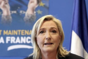 Marine Le Pen, en una conferencia de prensa en Nanterre.-AP / KAMIL ZIHNIOGLU