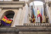 Bandera republicana colgada en la fachada de las Corts valencianas, en el 2014.-MIGUEL LORENZO