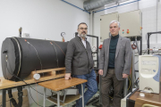 Eduaro Montero y Jesús Marcos junto al primer prototipo-Santi Otero