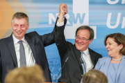 Armin Laschet (centro), el líder regional del CDU, con su esposa Susanne, y Bodo Loettgen, el secretario general en Renania del Norte-Westfalia.-EFE / ARMANDO BABANI