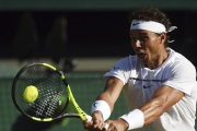 Nadal golpea un revés, ayer ante Young.-EFE