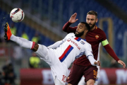 Lacazette, disputa un balón con De Rossi durante un encuentro entre el Lyon y la Roma de Liga Europa.-EFE / ANGELO CARCON