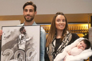 Andrés posa junto a su pareja, que tiene a su hija en brazos.-ALBA DELGADO / BURGOS CF