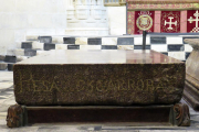 Una inscripción relativa a su peso -quizá mal ponderado- adorna un lado de la enorme losa de jaspe: «Pesa 956 arrobas», que equivale a unas 11 toneladas. DARÍO GONZALO
