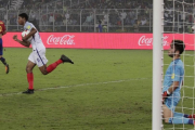 Brewster se apresura con el balón tras iniciar la remontada inglesa.-BIKAS DAS