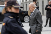El expresident de la Generalitat Jordi Pujol a su llegada a la sede de la Audiencia Nacional para declarar ante el juez José de la Mata por un delito de blanqueo en relación a la fortuna que el clan familiar acumulaba en cuentas de Andorra.-Emilio Naranjo