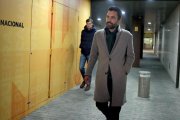 Roger Torrent, este martes, a su salida de la sede de ERC tras conocerse que será candidato a la presidencia del Parlament-. / TONI ALBIR (EFE)