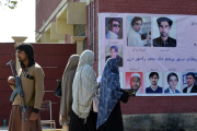 Estudiantes de la universidad Bacha Khan en el campus tras la reapertura de sus puertas este lunes.-AFP / A MAJEED