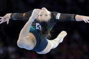 Roxana Popa, durante el ejercicio sobre la barra de equilibrio en Stuttgart.-