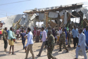 Soldados somalís en el lugar del atentado en Mogadiscio.-SAID YUSUF WARSAME / EFE