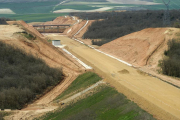 Ni vías ni catenaria. El último tramo del AVE a Burgos es sólo un terraplén sobre el que se deben instalar las vías y el resto de la infraestructura.-ISRAEL L. MURILLO