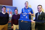 Toncinic posa con la camiseta del San Pablo junto a Albano Martínez (director deportivo), Félix Sancho (vicepresidente) y Alberto Calvo (BeUp).-RAÚL OCHOA