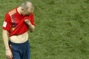 Andrés Iniesta deja el campo tras caer España eliminada por Rusia.-AP / DAVID VINCENT