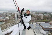 Doris Long, en su descenso de la torre Spinnaker, en Portsmouth.-Foto: FACEBOOK / ROWANS HOSPICE