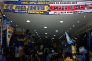 La bufanda conmemorativa del Superclásico de la Libertadores-JUAN IGNACIO RONCORONI (EFE)