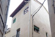 El fuego destruyó el tejado de la vivienda, ubicada en el casco medieval.-G.G.