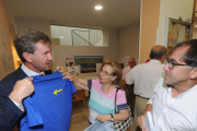 El alcalde, Javier Lacalle, muestra una camiseta con la fecha amarilla del Camino de Santiago.-ISRAEL L. MURILLO