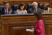 La ministra de Hacienda, María Jesús Montero, pasa ante la bancada del Gobierno en el debate de Presupuestos.-JOSÉ LUIS ROCA