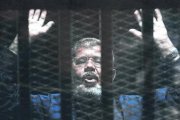 El expresidente Mohamed Mursi escuchó la sentencia dentro de una jaula en un tribunal de El Cairo, ayer.-EFE