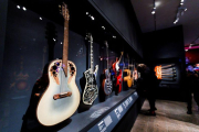 La exhibición reúne al menos 130 instrumentos de los rockeros más influyentes de las últimas ocho décadas.-EFE