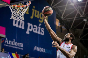 Clark realiza una bandeja en el choque de ayer ante Andorra.-ACB PHOTO / ALBERT MARTÍN