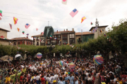 Los peñistas briviescanos recibían con entusiasmo la llegada de sus colores de fiesta.-G. G.