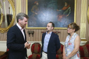 Lacalle con dos  miembros del grupo en el Ayuntamiento.-RAÚL G. OCHOA