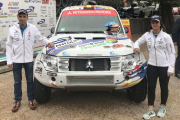 Gutiérrez (derecha) posa con su copiloto, GabiMoiset, y con el Mitsubishi Montero que competirá en el Dakar.-ARC RACING