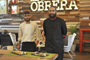 El jefe de cocina Iago Giménez y el cocinero Adrián Puerto, muestran los calamares fritos, una de las raciones para picar de su carta.-N.V.